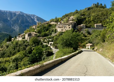 Das Bergdorf Brantes im Departement Vaucluse, Frankreich, Region Provence-Alpes-Côte d’Azur
