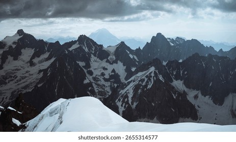 Fondo montañoso con un