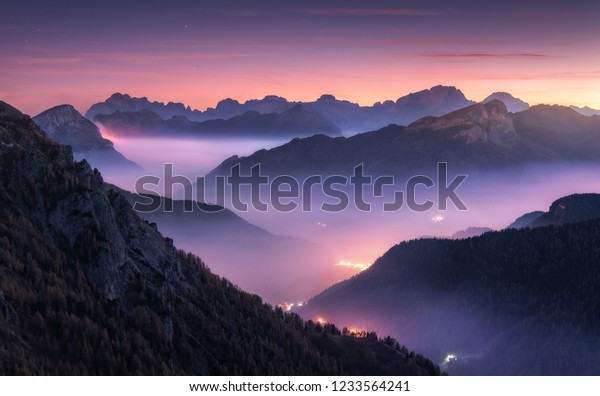 Montagnes Dans Le Brouillard Lors D Une Photo De Stock Modifiable