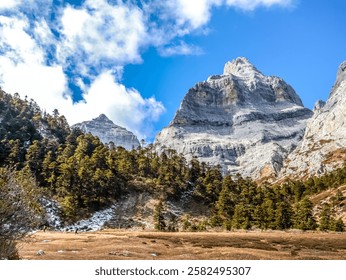 Montañas en el pico Shambhala Stupa Summit en Balagezong Área escénica nacional del Gran Cañón de Diqing en el condado de Shangri-La de Yunnan, China
