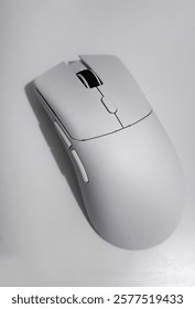 mouse é uma ferramenta usada para inserir dados em um computador que funciona para ajudar os usuários de computador a direcionar o cursor ou a seta em sistemas operacionais Windows e similares.