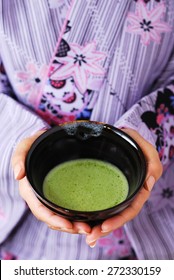 It is movement to hold out powdered green tea in a kimono.