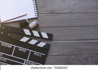 Filmklammer auf Holztisch; Konzept der Film-, Kino- und Videofotografie
