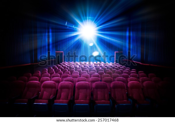Cinema con sedili vuoti e proiettore/Immagine ad alto contrasto