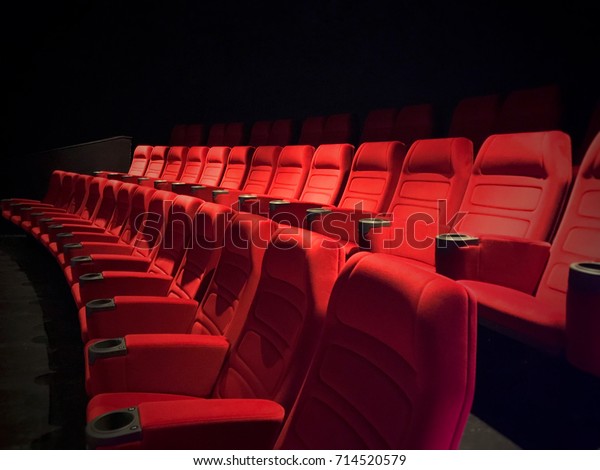 映画館の座席滑らかなビロードで作られた 未使用の赤い劇場の座席 映画館の座席の最初の列は 観客席で映画を見るのに最適な場所です の写真素材 今すぐ編集