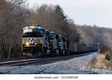 A moving vintage Norfolk Southern cargo train with CPL signals in the background