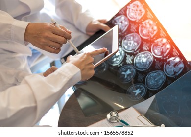 MRI Digital X-ray Of Brain With Team Radiologist Doctor Oncology Working Together In Clinic Hospital. Medical Healthcare Concept.