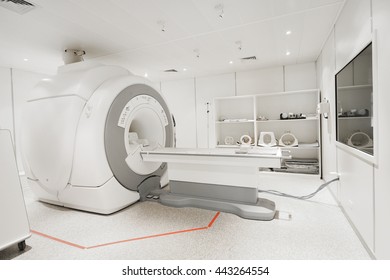 MRT-Scannerraum im Krankenhaus mit selektiver Farbtechnik und Kunstbeleuchtung