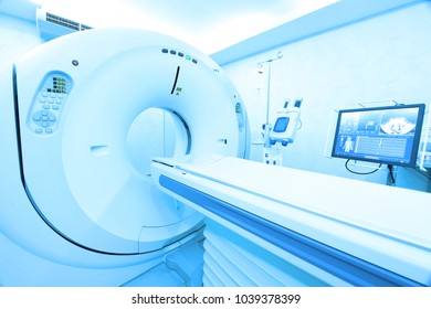 MRI-Scanner-Raum mit Kunstlicht und blauem Filter