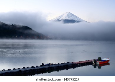 Mt. Fuji peaks from the clouds over Kawaguchi Lake in Japan. స్టాక్ ఫోటో
