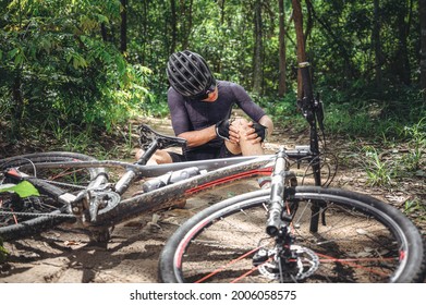 MTB Mountain Bike Accident And First Aid : Biker Crash Crashes, Injuring Knee And Leg, First Aid To Help Mountain Biker In Accident. Mountain Bike Athlete First Aid Team Injured During Race Accident.