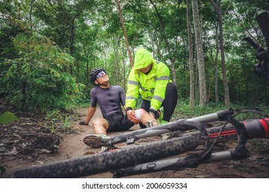 MTB mountain bike accident and first aid : Biker crash crashes, injuring knee and leg, First aid to help mountain biker in accident. Mountain bike athlete first aid team injured during race accident.