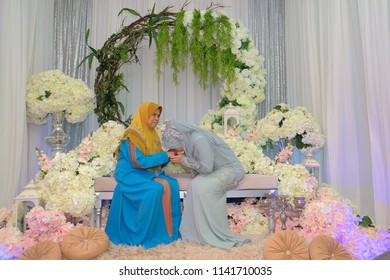 MUADZAM SHAH,  MALAYSIA - April 28th, 2018 : Indoor Shooting For Malay Wedding,the Bride  Wearing Malay Traditional Cloth Begs The Blessing And Asking Forgiveness Of Her Mother In Law