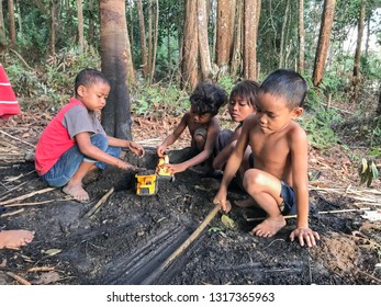 Muadzam Shah, Malaysia - February 19th, 2019 : A Goup Of Aboriginal Children Playing Under The Tree At Muadzam Shah, Malaysia