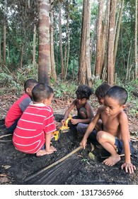 Muadzam Shah, Malaysia - February 19th, 2019 : A Goup Of Aboriginal Children Playing Under The Tree At Muadzam Shah, Malaysia