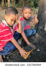 Muadzam Shah, Malaysia - February 19th, 2019 : A Goup Of Aboriginal Children Playing Under The Tree At Muadzam Shah, Malaysia