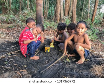 Muadzam Shah, Malaysia - February 19th, 2019 : A Goup Of Aboriginal Children Playing Under The Tree At Muadzam Shah, Malaysia