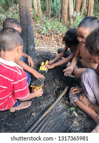 Muadzam Shah, Malaysia - February 19th, 2019 : A Goup Of Aboriginal Children Playing Under The Tree At Muadzam Shah, Malaysia