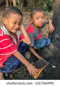 Muadzam Shah, Malaysia - February 19th, 2019 : A Goup Of Aboriginal Children Playing Under The Tree At Muadzam Shah, Malaysia