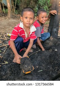 Muadzam Shah, Malaysia - February 19th, 2019 : A Goup Of Aboriginal Children Playing Under The Tree At Muadzam Shah, Malaysia