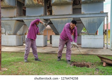 Muadzam Shah, Malaysia - January 3rd, 2019 : The Worker Clears The Clogged Sewer Drain Using Drain Clog Remover To Remove The Dirt Attached To The Channel.