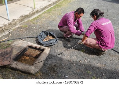 Muadzam Shah, Malaysia - January 3rd, 2019 : The Worker Clears The Clogged Sewer Drain Using Drain Clog Remover  To Remove The Dirt Attached To The Channel