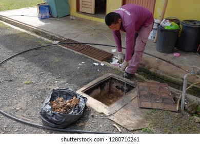 Muadzam Shah, Malaysia - January 3rd, 2019 : The Worker Clears The Clogged Sewer Drain Using Drain Clog Remover