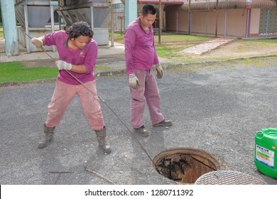 Muadzam Shah, Malaysia - January 3rd, 2019 : The Worker Clears The Clogged Sewer Drain Using Drain Clog Remover