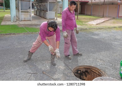 Muadzam Shah, Malaysia - January 3rd, 2019 : The Worker Clears The Clogged Sewer Drain Using Drain Clog Remover