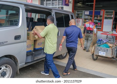 Muadzam Shah, Malaysia - Juky 14th, 2021 : Volunteers Delivering Drinking Water Packs To The Residents Due To Water Supply Disruption In Keratong