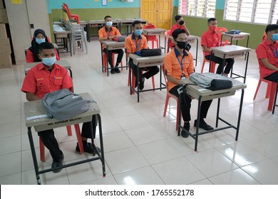 Muadzam Shah, Malaysia - June 29th,2020: Social Distance In New Normal Concept, Teacher , Boy And Girl Wearing Medical Face Mask Live In Classroom. Prevent Pandemic Of Corona Virus Or COVID-19.