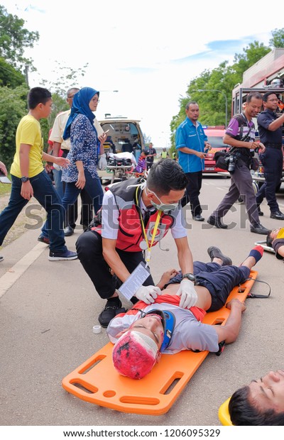 Muadzam Shah,\
Pahang - October 18th, 2018 : The medical team provided emergency\
treatment to victims during road accidents in  Inter Agency\
Disaster Training Program 2018\
.