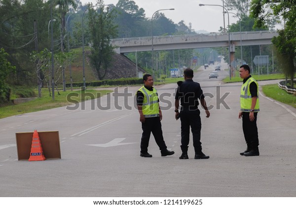 Muadzam Shah, Pahang - October 18th, 2018 :  Police\
officers are on duty during the Inter Agency Disaster Training\
Program 2018