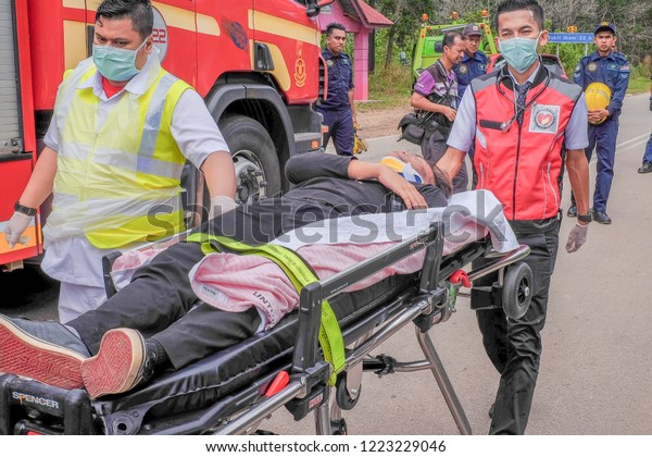Muadzam Shah,
Pahang - October 18th, 2018 :Rescuers are helping the wounded on a
stretcher to an ambulance during road accidents in  Inter Agency
Disaster Training Program 2018
.