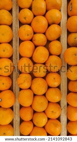 Much orangefruit in wooden rack