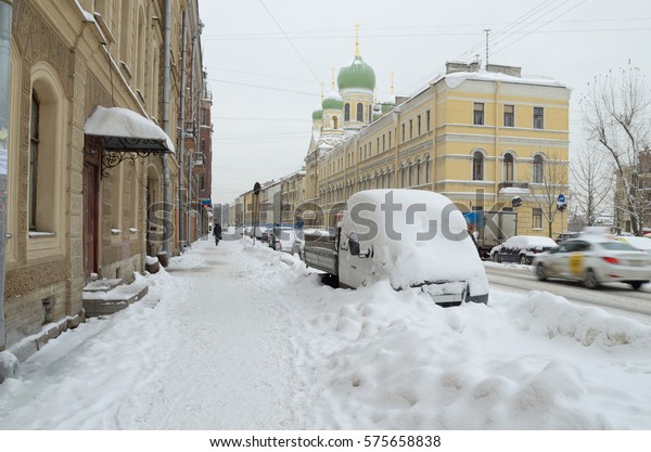 Much snow\
fell this winter.Drifts on city\
roads.