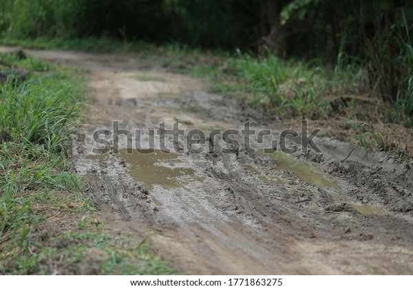 \
Mud dirt road Slippery road\
car