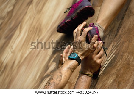 Mud race runners,help when overcoming hindrances