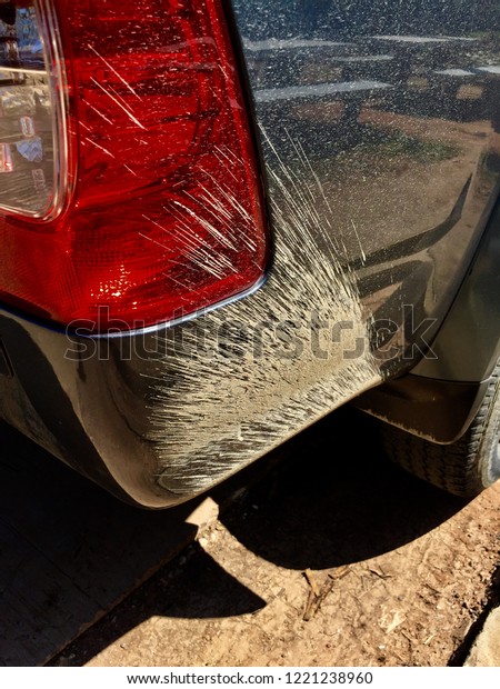 The mud splashes on the car\'s surface\
while driving during the rainy season.\
Cleaning