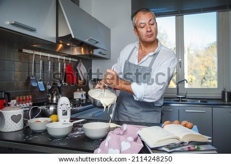 muddler cook tries to prepare a cream cake