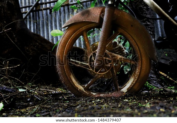 muddy tire of old bike\
is fixed in mud 