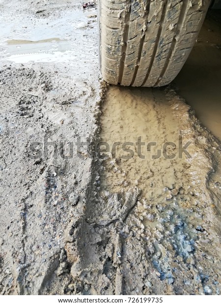 muddy to\
Wheel car on the road in the rainy\
season.
