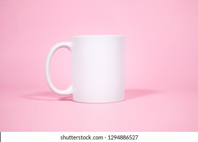 Mug mockup with background color pink and domino