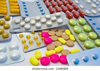píldoras multicolores sobre fondo blanco