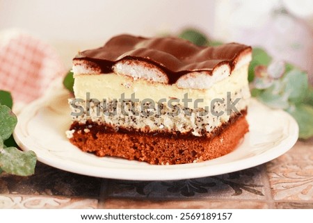 Multi layer cake with vanilla, poppy seed and chocolate.