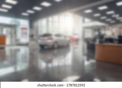 Mehrmarken-Autohaus Unscharfer Hintergrund des Autos und Showroom am Arbeitsplatz. Unscharfer Händlerladen, mit den Autos und sanften Blitzen. Neue rote Autos