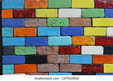 抽象的な古い多彩色のペイント焼き土レンガブロック カラフルな建築構造デザイン 外壁の背景 壁紙 背景 建物の装飾 絵画 創造性写真素材 Shutterstock