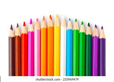 mehrfarbige Stifte einzeln auf weißem Hintergrund