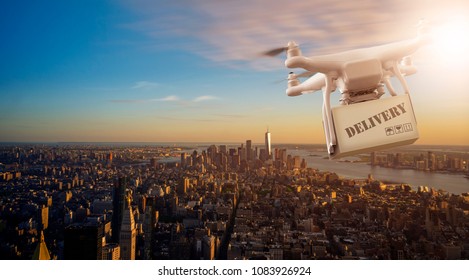 Multicopter Drone fliegt mit Paket über das Stadtbild von Lower Manhatten, New York City