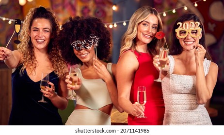 Mehrkulturelle Gruppe weiblicher Freunde feiert Neujahrsabend 2022 in Bar